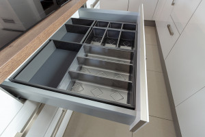 K-StrongMax 16 89/500 mm fehér + evőeszköztartó StrongMax 90 +Csúszásgátló fehér