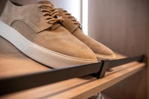 KES 238438 Conero cipőtartó állvány reling, 1114mm, fekete